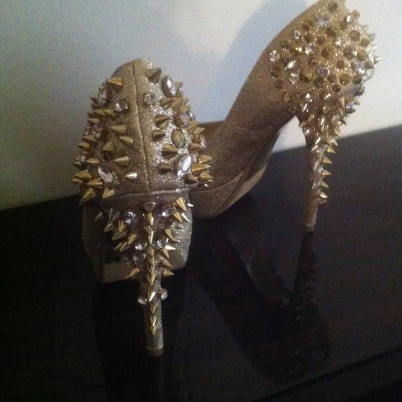 Gold,glitter and spiked heels - Picture 4 of 4