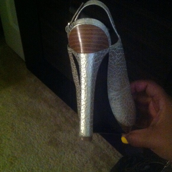 Gold peep toe shoes - Picture 2 of 2