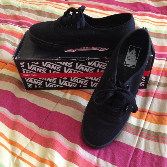 Black vans size 7 in mens and 8.5 in women