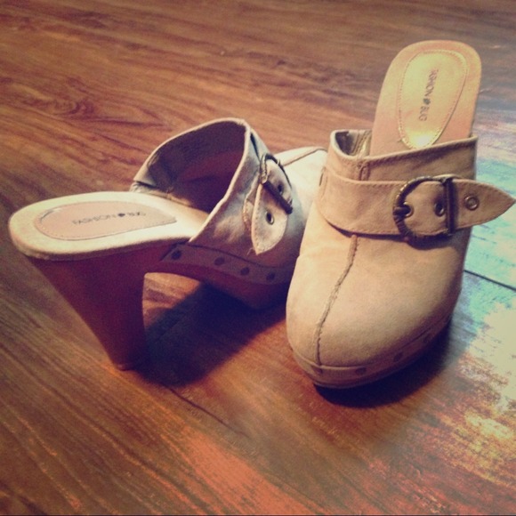REDUCED!! Brand new size 8.5 tan mules