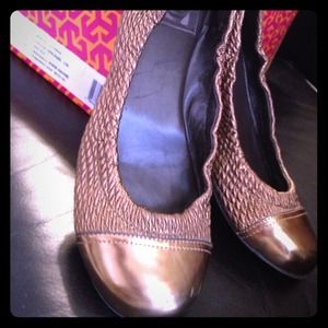 Size 6.5 TORY BUCH slightly used flats in bronze.