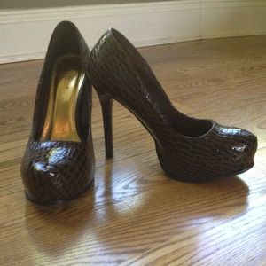 Shoedazzle size 8.5 brown croc BLISS