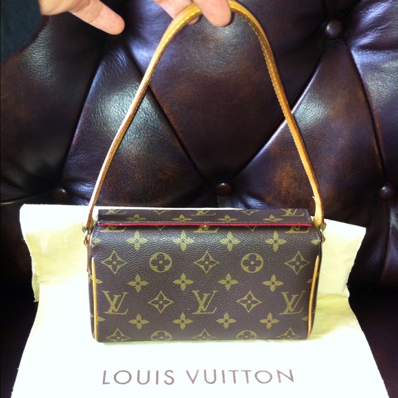 SOLD LOCALLY Louis Vuitton Recital Purse