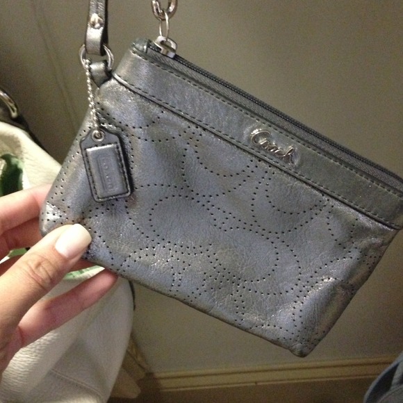 ❤️SOLD❤️Authentic Coach wristlet❤️
