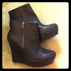 Black zip wedges