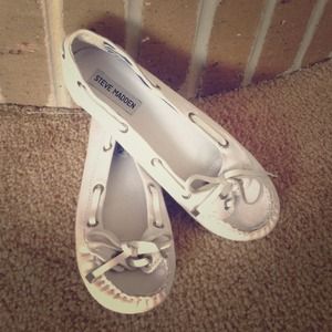 White Steve Madden flats. Size 6 (I think)
