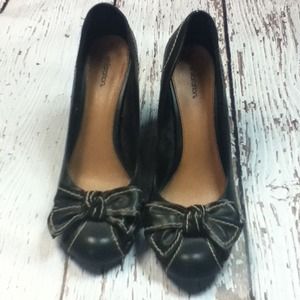 Black heels with bows and tan stitching❤sold❤