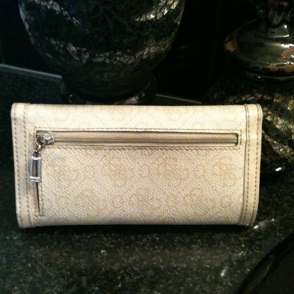 ***SOLD***Guess wallet in good condition!!! - Picture 2 of 3