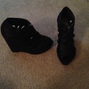 Criss cross pattern wedge super cute black