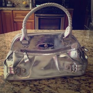 💃🎉REDUCED🎉💃Metallic Silver Elliott Lucca Bag