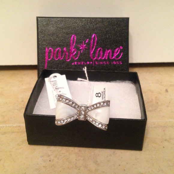 Park lane size 8 Bow Ring *REDUCED*
