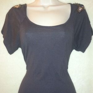 💋Charcoal top with shoulder embellishments!