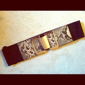 Snakeskin print belt