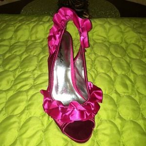 Pink ruffle pump!
