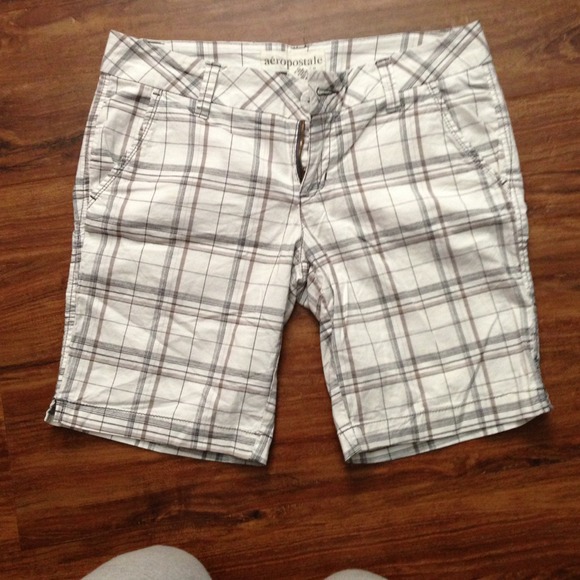Aeropostale White plaid stretch Bermuda shorts 7/8
