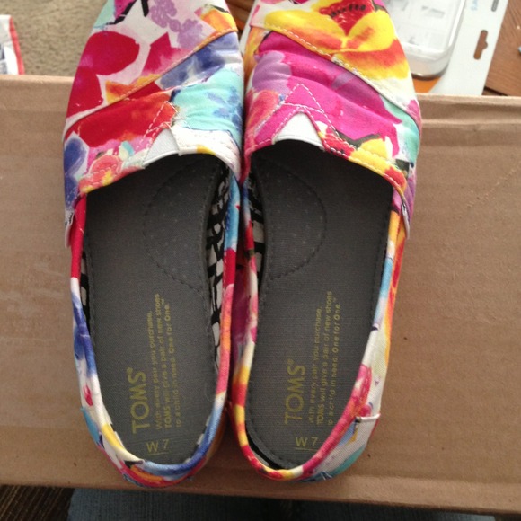 TOMS Shoes - ⚠Reserved for @nynic⚠ Floral TOMS