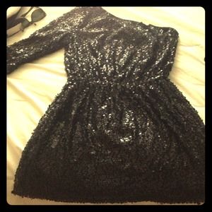 Beautiful 1 shoulder dress! Great for a night out!