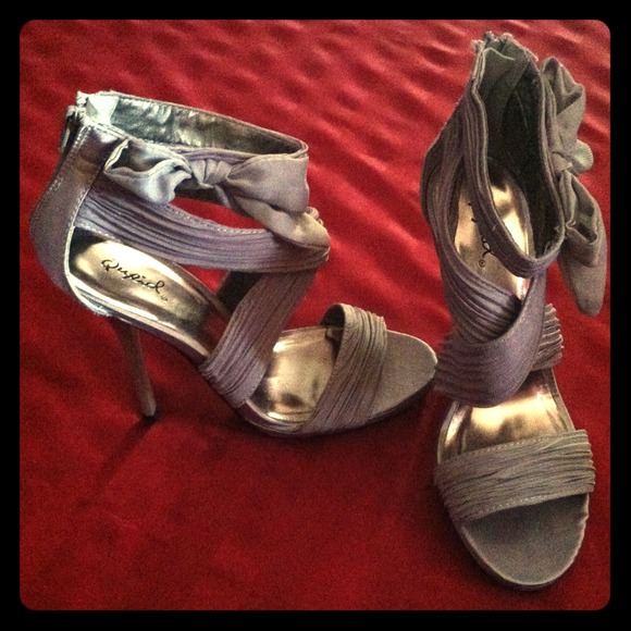 ✳Price drop!✳ Gray sheer & Satin Heels