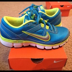 Nike Woman's Dart 8 sneaker