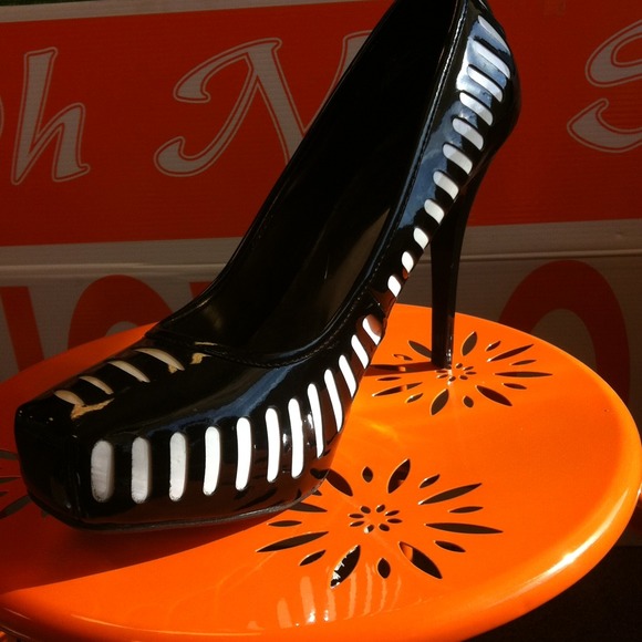 Pierre Dumas black and white heel