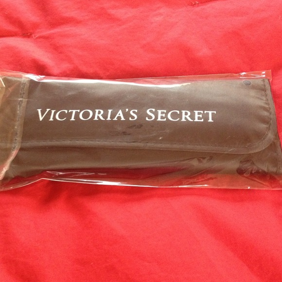 💢RESERVED💢Victoria's Secret brushes
