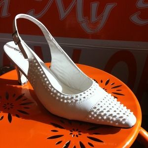 White pearl Pierre Dumas 2 1/2 inch heel