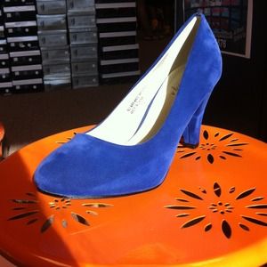 Shully's royal blue pump
