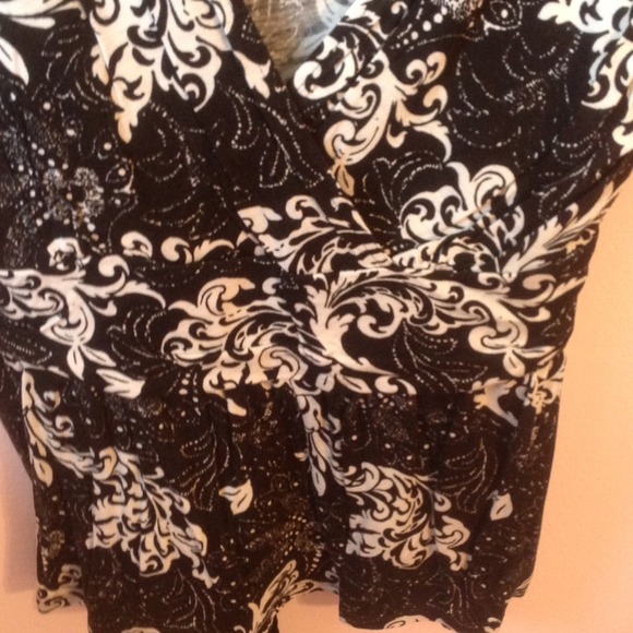 Express short sleeve black with white design tee - Picture 3 of 4