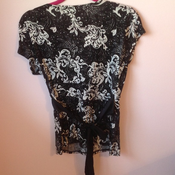 Express short sleeve black with white design tee - Picture 4 of 4