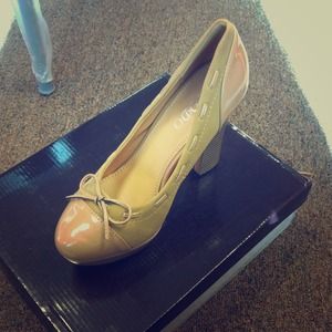 Camel bow heel
