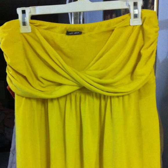 🐠SOLD IN BUNDLE Yellow Strapless Baby Doll Top🐠