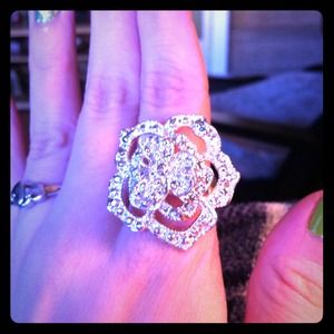 Chic and playful flower ring for any occasion!