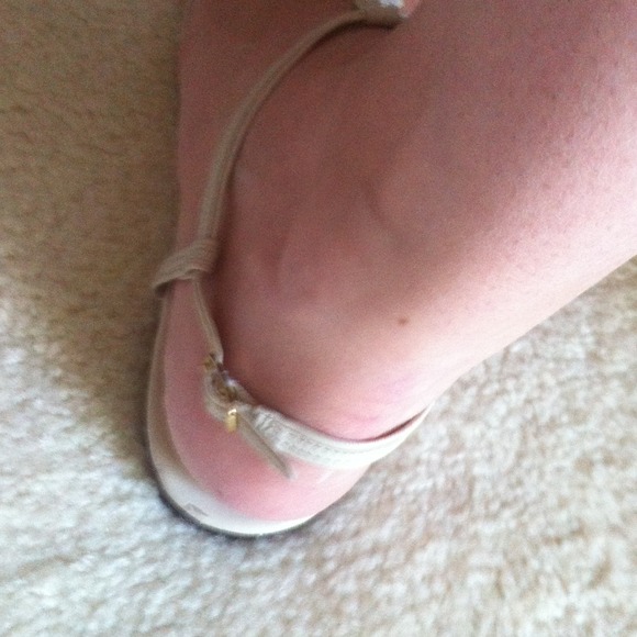 Cream Banana Republic sandals with GF chain detail - Picture 2 of 2