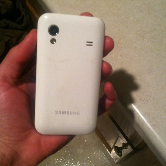 SOLD. Pics of the Samsung phone - Picture 3 of 3