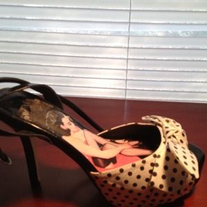 They r a size 8.5 it is a dollhouse shoes