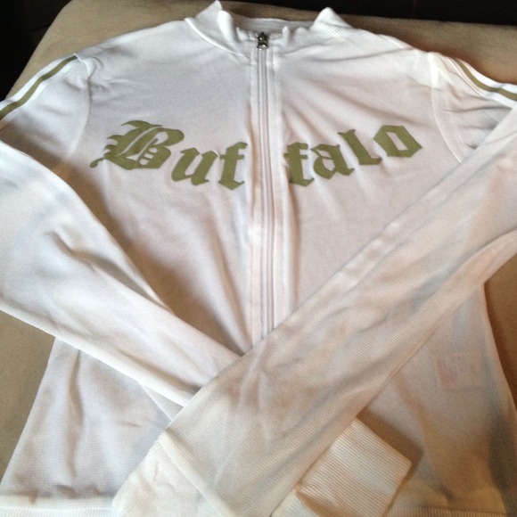 Buffalo zip up top