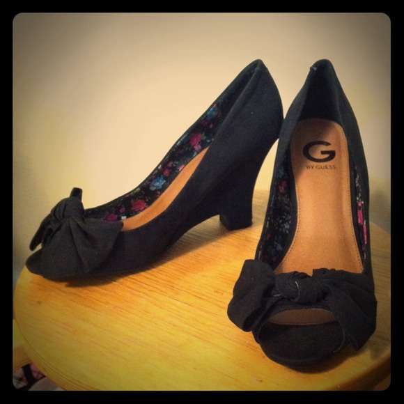 Guess open toe wedges with bow accents