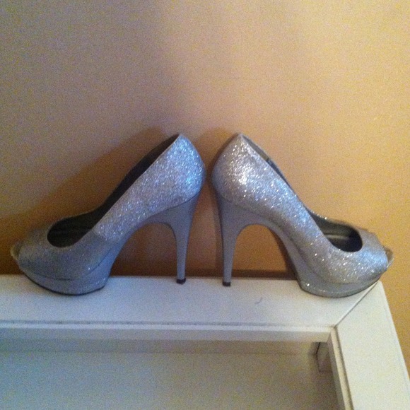Dereon Silver Sparkle Heels