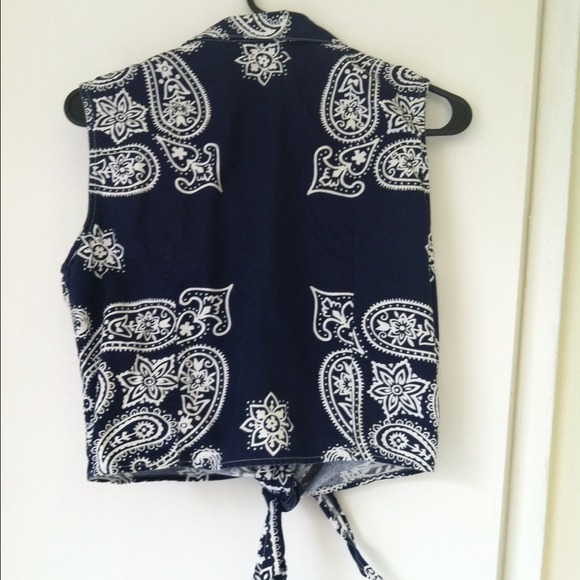 BUNDLED 💋🎉VINTAGE 90's Paisley Tie Up Top🎉 - Picture 3 of 4