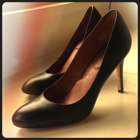 SOLD como size 9 black heels