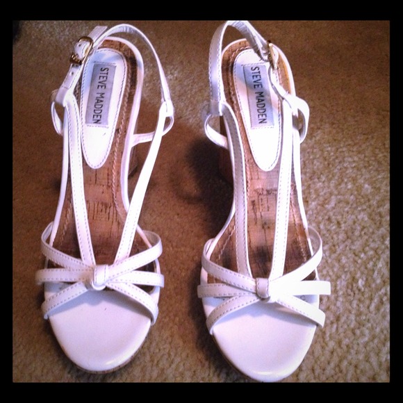 Steve Madden White wedge sandal 7M