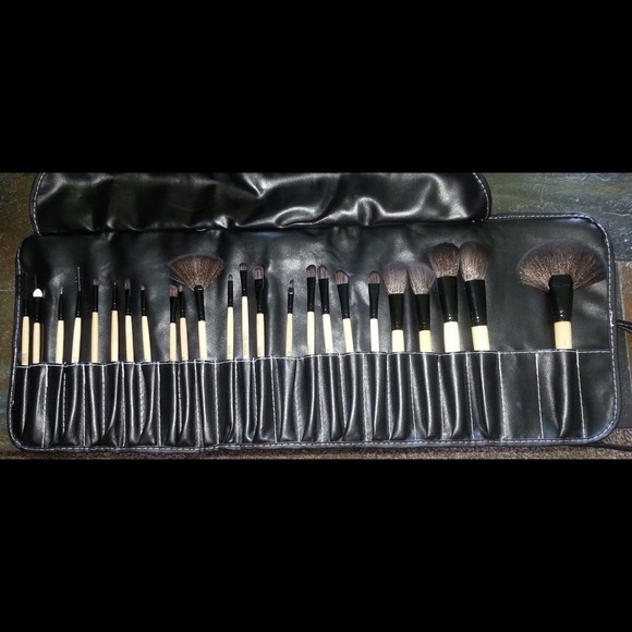 ❌❌SOLD Bobbi Brown 25 piece makeup brush set❌❌