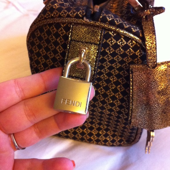 ❌SOLD❌Fendi Handbag - Picture 2 of 4