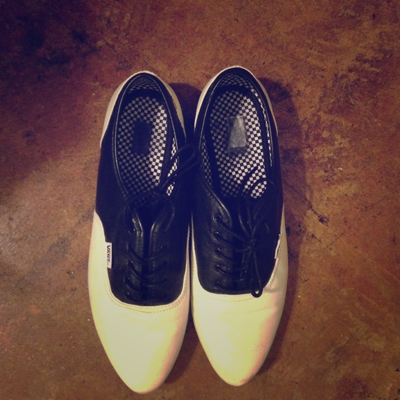 Vans 'saddle shoe'.