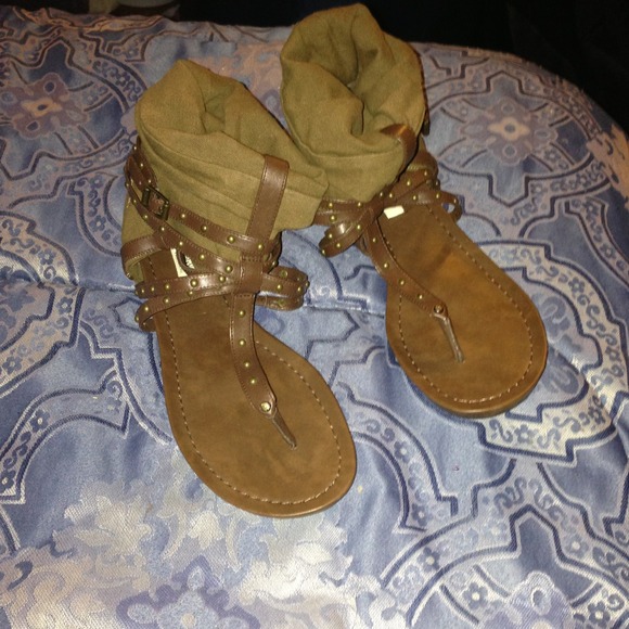 NWOT- Simply Vera sandals size 9.5