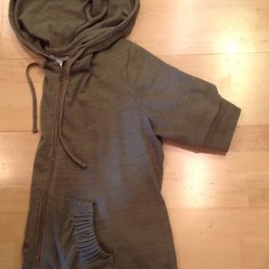 Moss short sleeve green hoody with pocket detail!
