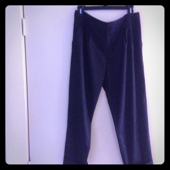 Trina Turk gray ankle pants. Size 6