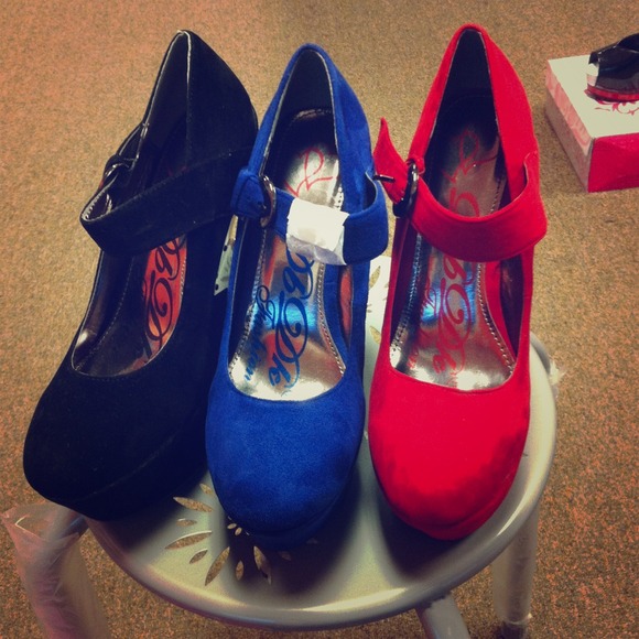 Black, red, and blue gun wedge