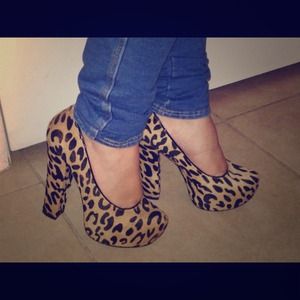 Betsy Johnson leopard print heels. Size 7.
