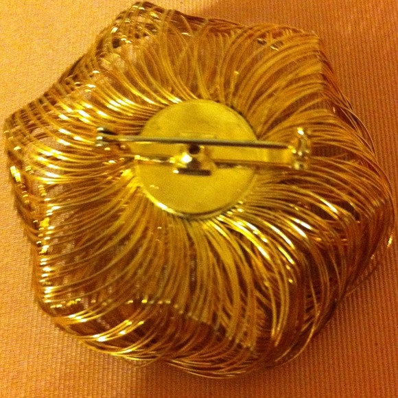Gold pin - Picture 2 of 2